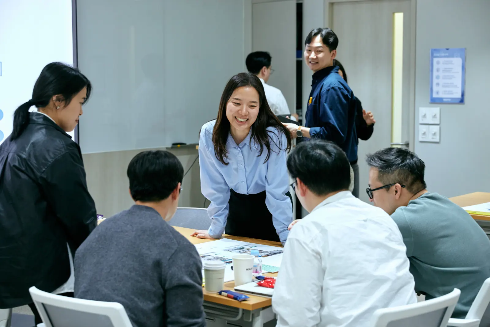 구성원이 모여 의견을 정리하는 사무환경 워크샵 현장